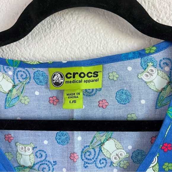 Crocs Medical Women’s Owl Print Scrub Top - Picture 8 of 9